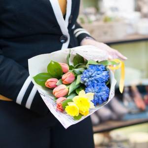 Букет с нарциссами "Сказка"