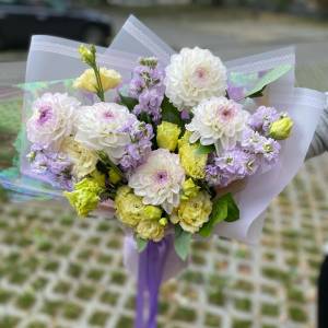 Букет с георгинами "Витая в облаках"