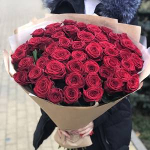 Монобукет из 51 красной роза в крафте