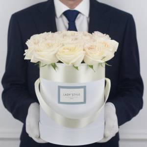 Белоснежная элегантность букет роз в коробке