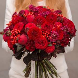 Букет с георгинами "Красный бархат"