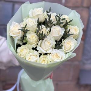 Белый букет из 15 роз