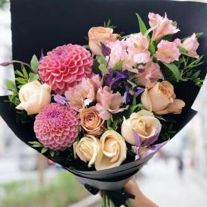 Букет с георгинами "Волшебная ночь"