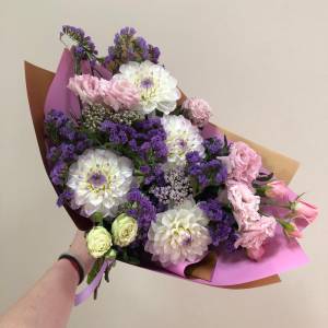 Букет с георгинами "Вайлет"