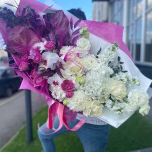 Букет с георгинами "Чудный"