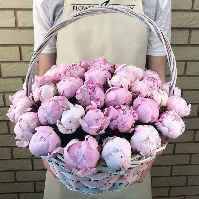 Пионы в корзинке