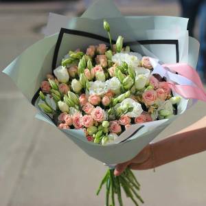 Букет "Кокетка" из кустовых роз и эустомы