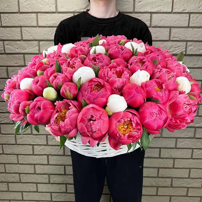 Большая корзина с пионами