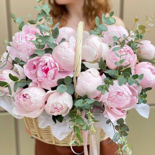 Пионы розовые в корзинке 