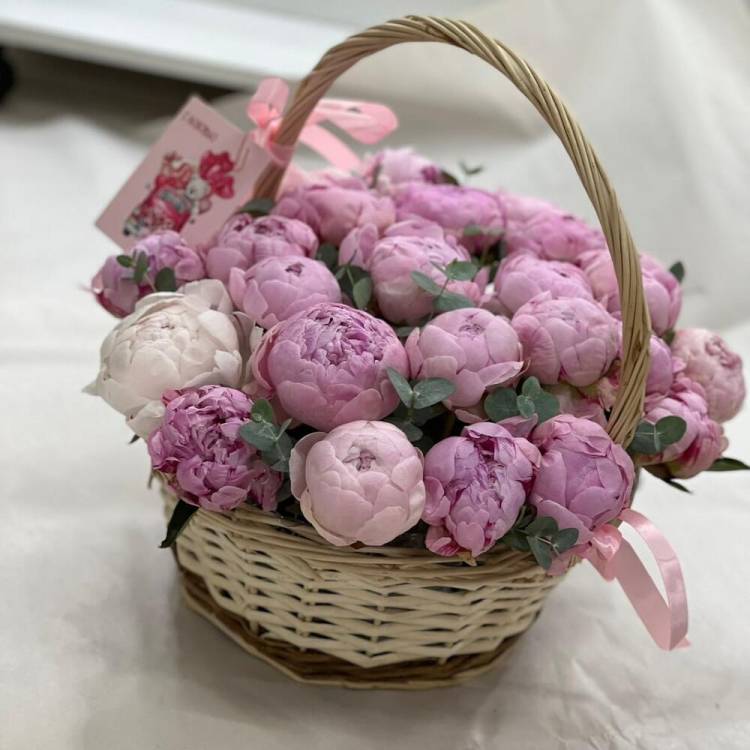 25 пионов в корзине