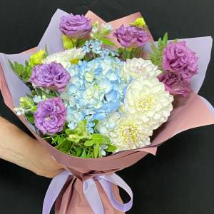 Букет с георгинами "Повседневный"