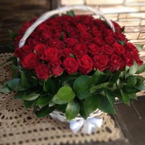 Белая корзина с 51 красной розой