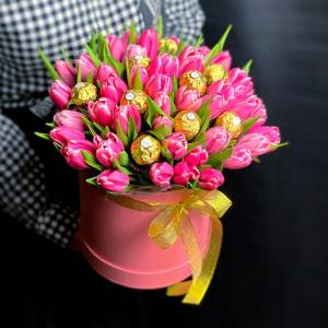 Тюльпаны в коробке с конфетами