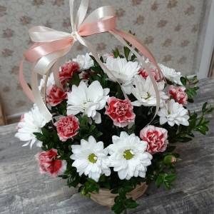 Корзинка Сборная из хризантемы и кустовой гвоздики