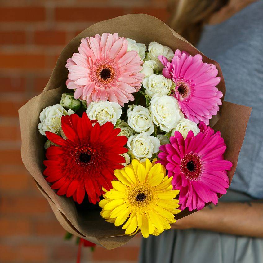 букет с орхидеей и кустовой розой. оригинальные букеты из альстромерий. красивые недорогие букеты. обычные букеты. красивые небольшие букеты.