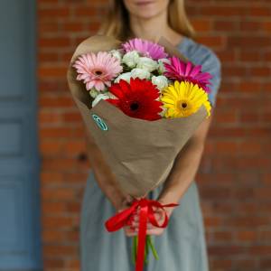 Букет из кустовых роз и гербер "Радуга цвета"