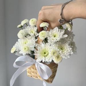 Корзина-лукошко с белыми хризантемами и сантини