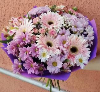 Букет из гербер и кустовых роз "Изящность"