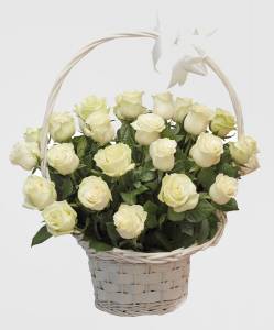 31 белых роз в корзине