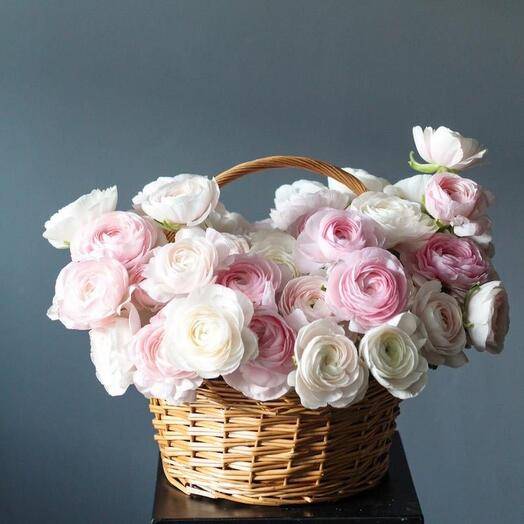 51 ранункулюс в корзине