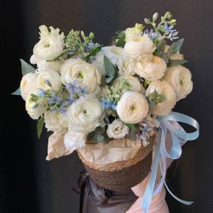 Роскошная плетеная корзина из белоснежных ранункулюсов