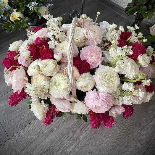 Корзина из ранункулюсов